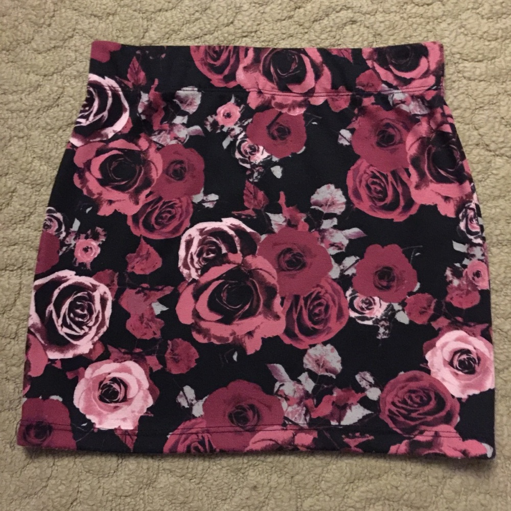 Floral mini skirt!